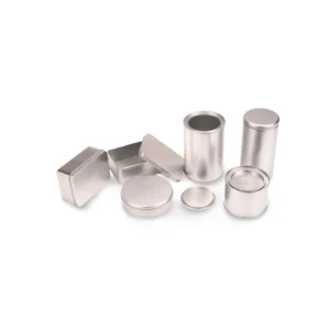 Individuelles Sortiment an Metallverpackungen – schlichtes silbernes Finish